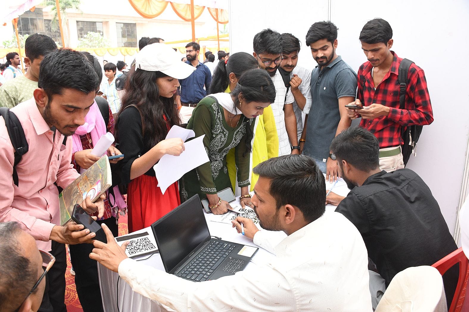 रोजगार मेले में व्यावसायिक शिक्षा एवं कौशल विकास मंत्री कपिलदेव अग्रवाल पहुंचे।