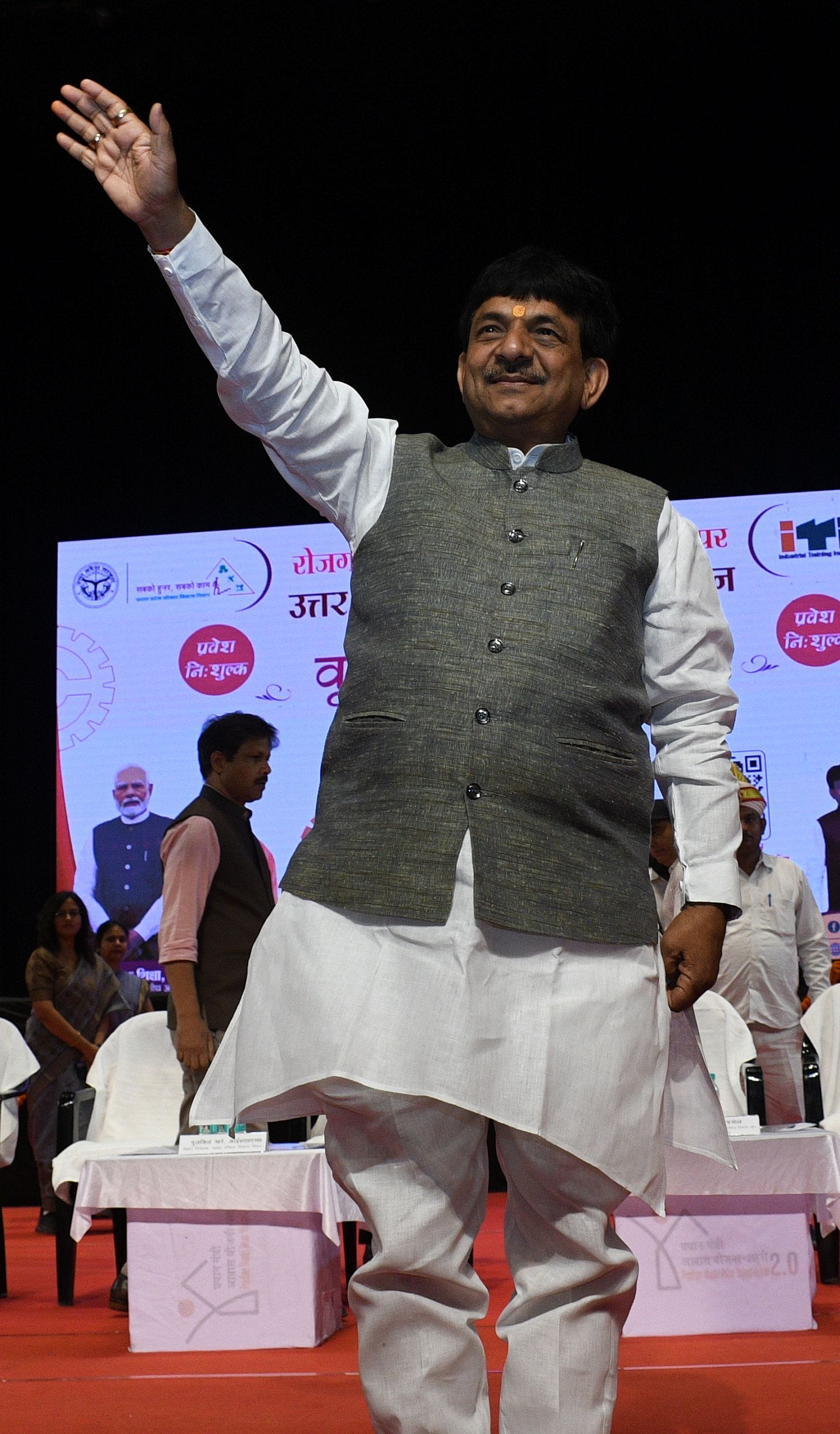 रोजगार मेले में व्यावसायिक शिक्षा एवं कौशल विकास मंत्री कपिलदेव अग्रवाल पहुंचे।