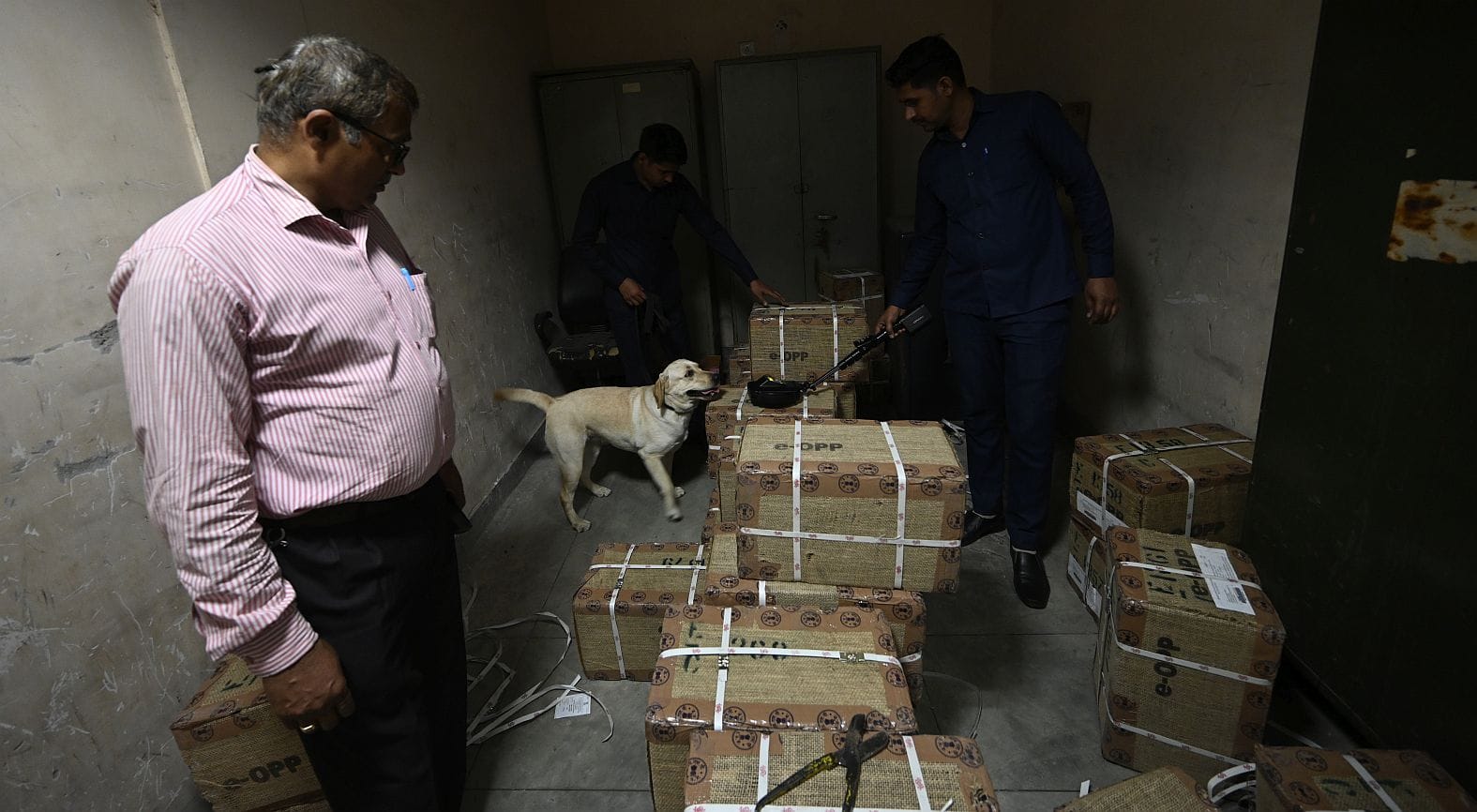 रीजनल पासपोर्ट ऑफिस में जांच करता बम निरोधक दस्ता। 