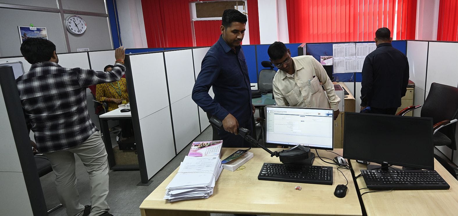 रीजनल पासपोर्ट ऑफिस में जांच करता बम निरोधक दस्ता। 