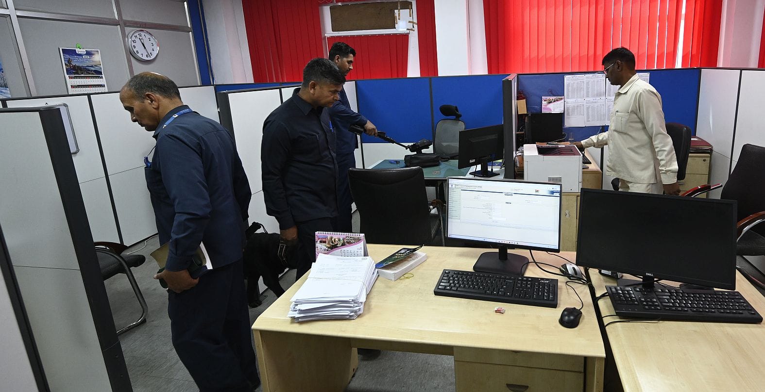 रीजनल पासपोर्ट ऑफिस में जांच करता बम निरोधक दस्ता। 