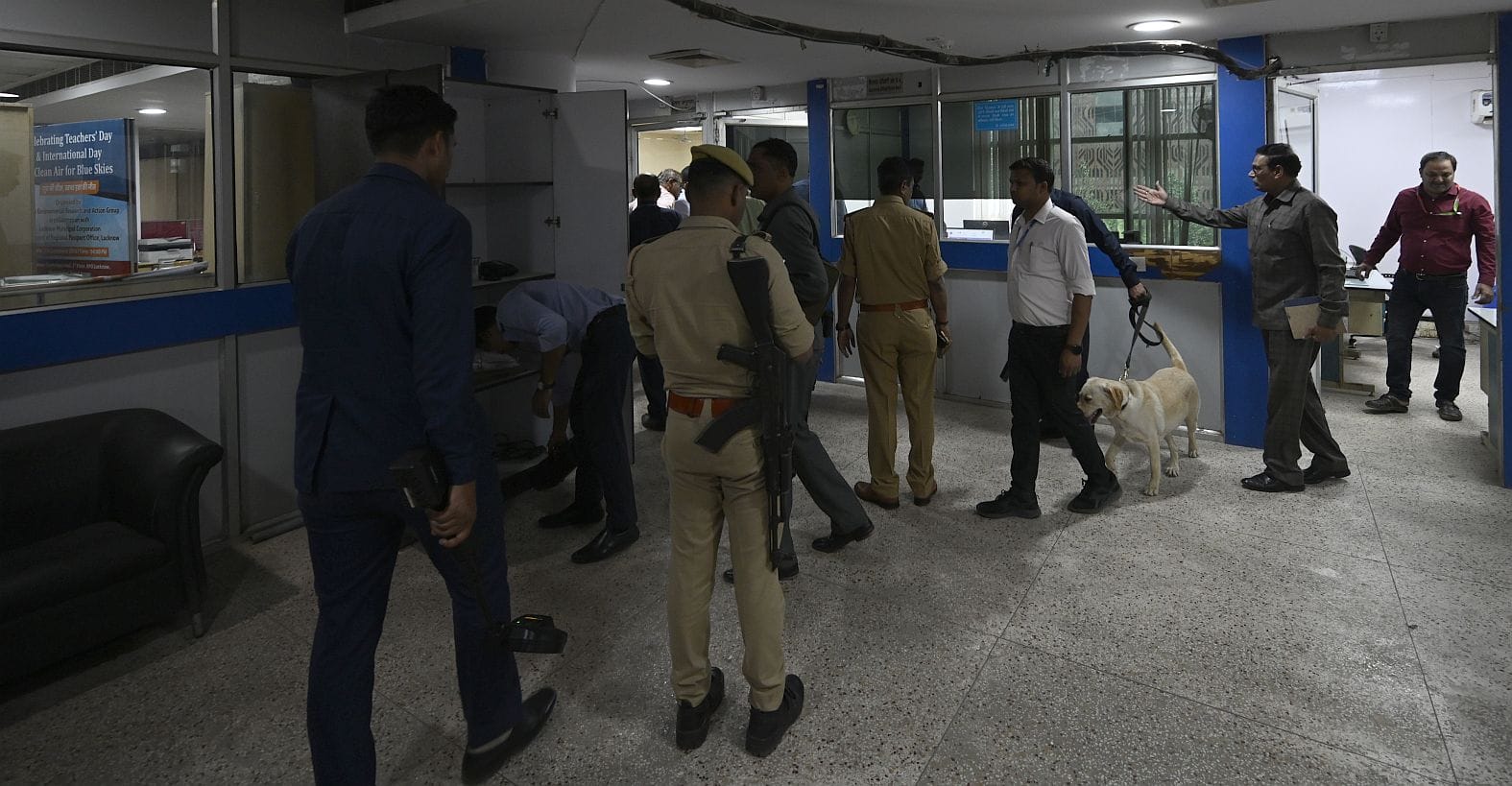 रीजनल पासपोर्ट ऑफिस में जांच करता बम निरोधक दस्ता। 