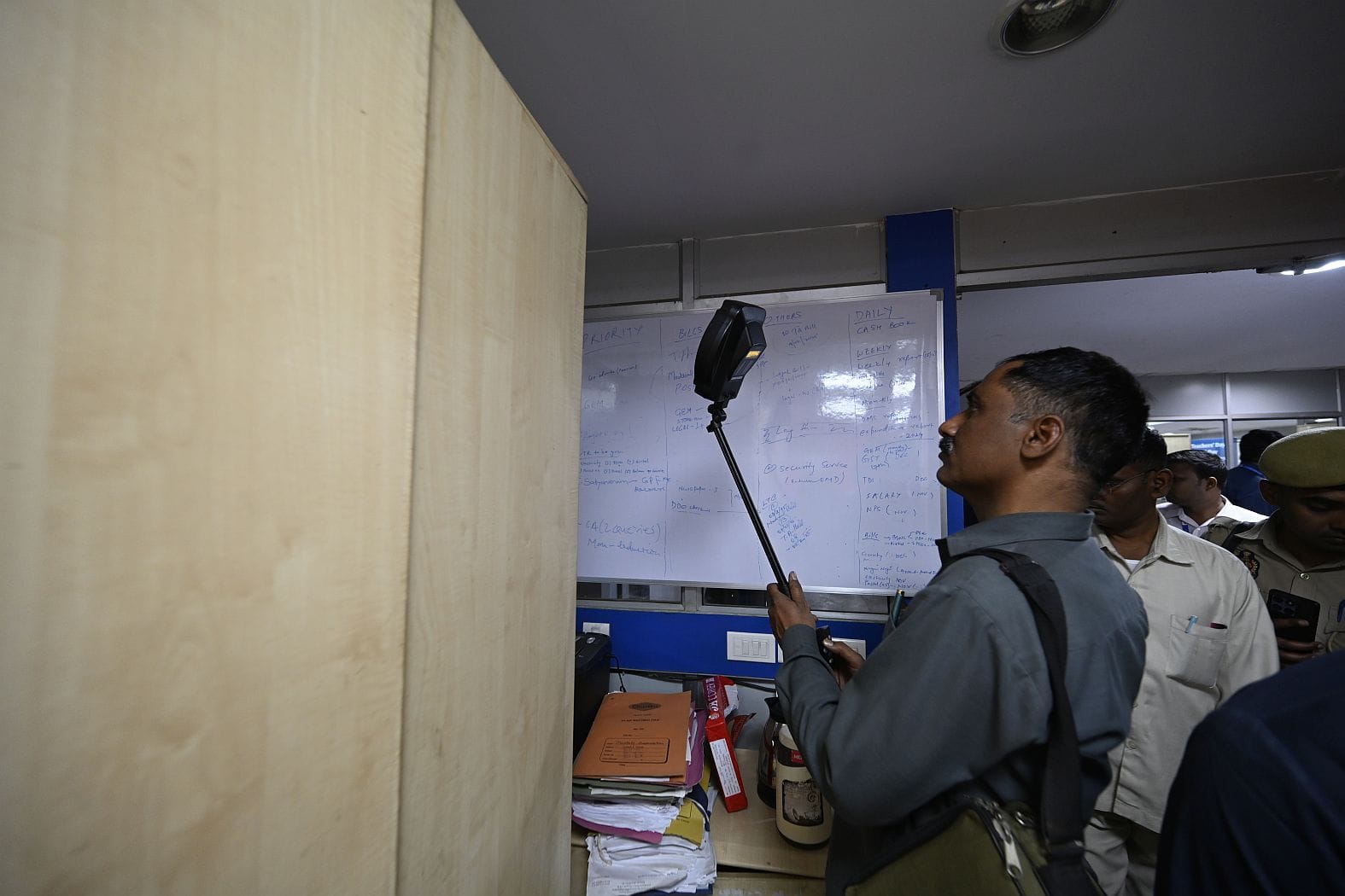 रीजनल पासपोर्ट ऑफिस में जांच करता बम निरोधक दस्ता। 