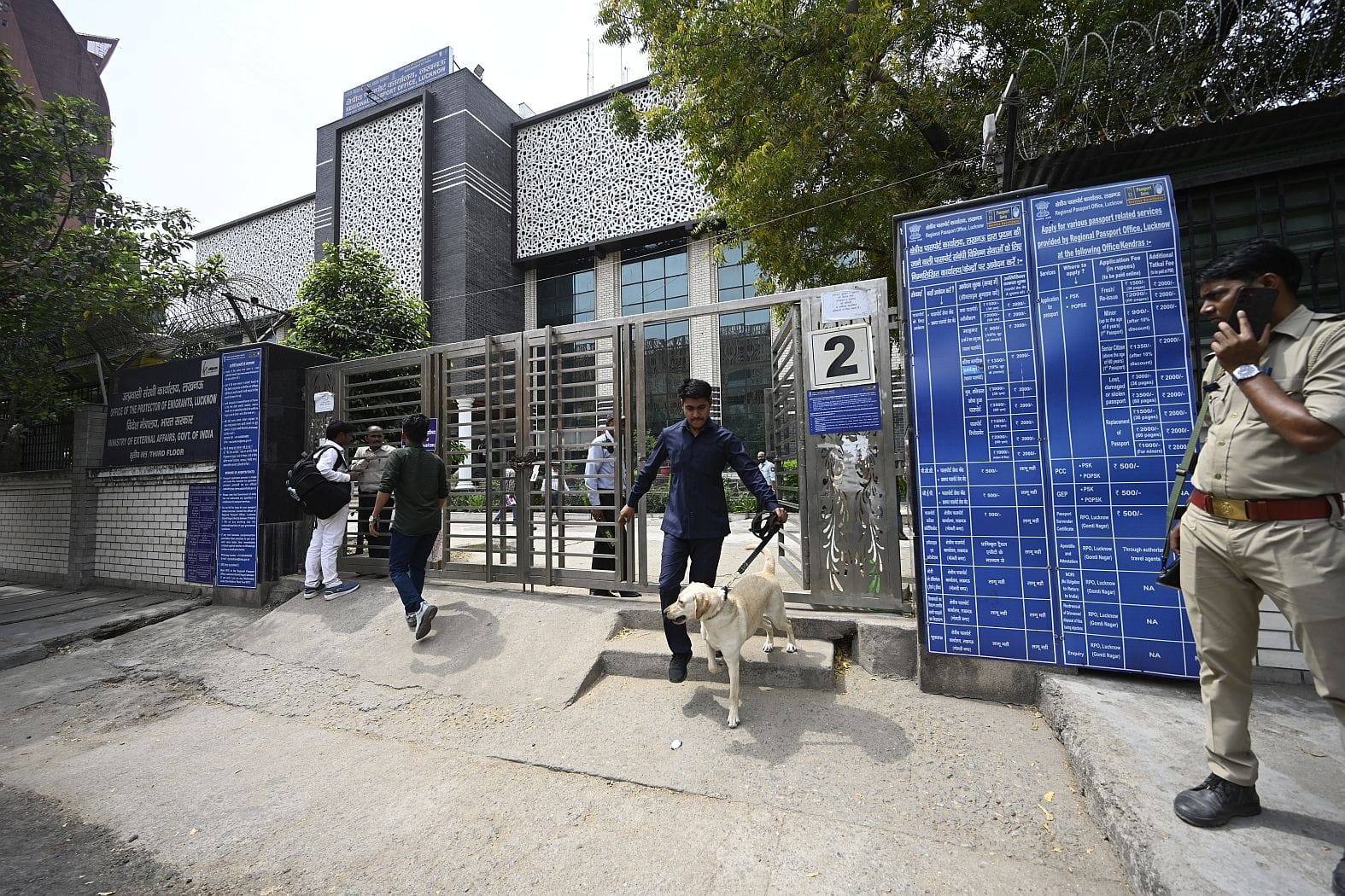 रीजनल पासपोर्ट ऑफिस में जांच करता बम निरोधक दस्ता। 
