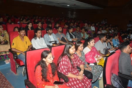 राय उमानाथ बली प्रेक्षागृह में कला संवाद के दौरान मौजूद लोग।