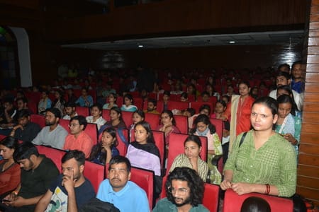 राय उमानाथ बली प्रेक्षागृह में कला संवाद के दौरान मौजूद लोग।