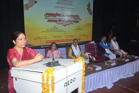 राय उमानाथ बली प्रेक्षागृह में कला संवाद के दौरान मौजूद लोग।
