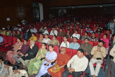 राय उमानाथ बली प्रेक्षागृह में कला संवाद के दौरान मौजूद लोग।