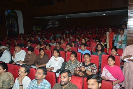 राय उमानाथ बली प्रेक्षागृह में कला संवाद के दौरान मौजूद लोग।