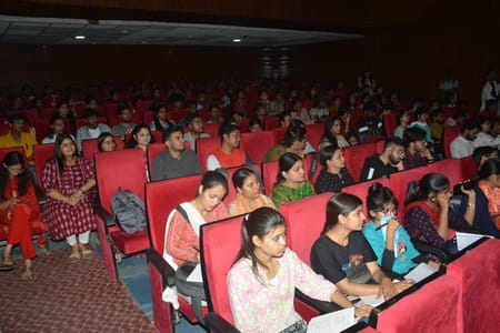 राय उमानाथ बली प्रेक्षागृह में कला संवाद के दौरान मौजूद लोग।