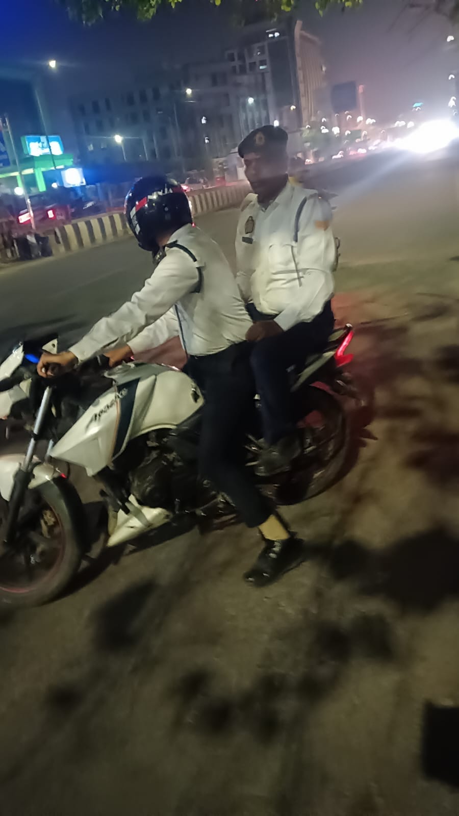 सीज की गईं बाइकें व दोपहिया रेसर मोबाइल यूनिट। सीज की गईं बाइकें व दोपहिया रेसर मोबाइल यूनिट।