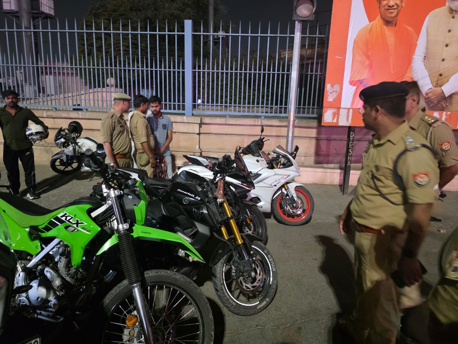 सीज की गईं बाइकें व दोपहिया रेसर मोबाइल यूनिट। सीज की गईं बाइकें व दोपहिया रेसर मोबाइल यूनिट।