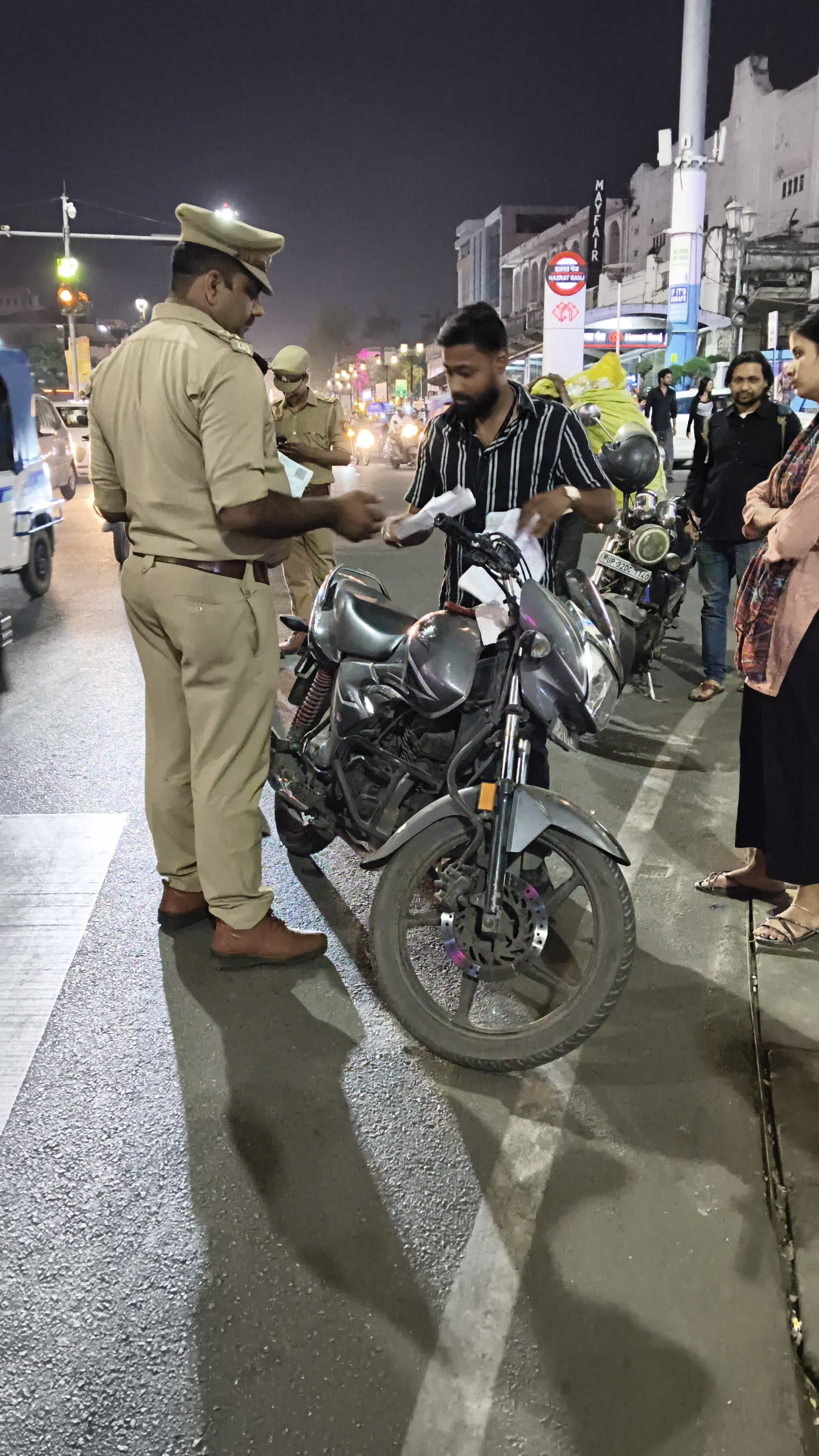 सीज की गईं बाइकें व दोपहिया रेसर मोबाइल यूनिट। सीज की गईं बाइकें व दोपहिया रेसर मोबाइल यूनिट।
