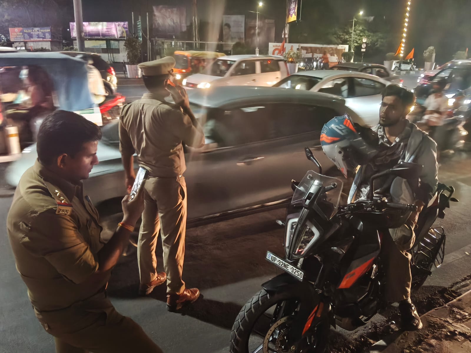 सीज की गईं बाइकें व दोपहिया रेसर मोबाइल यूनिट। सीज की गईं बाइकें व दोपहिया रेसर मोबाइल यूनिट।