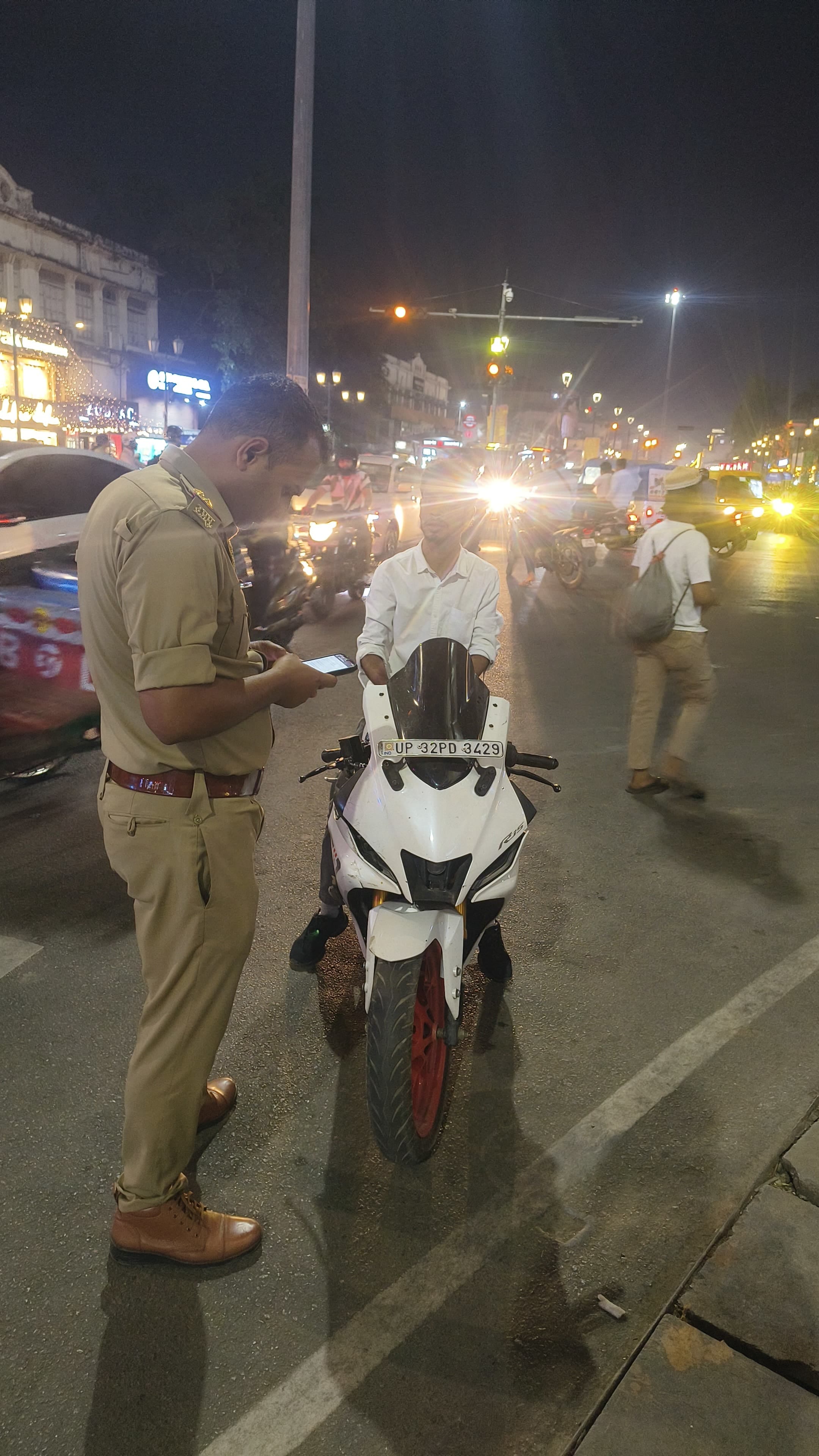 सीज की गईं बाइकें व दोपहिया रेसर मोबाइल यूनिट। सीज की गईं बाइकें व दोपहिया रेसर मोबाइल यूनिट।
