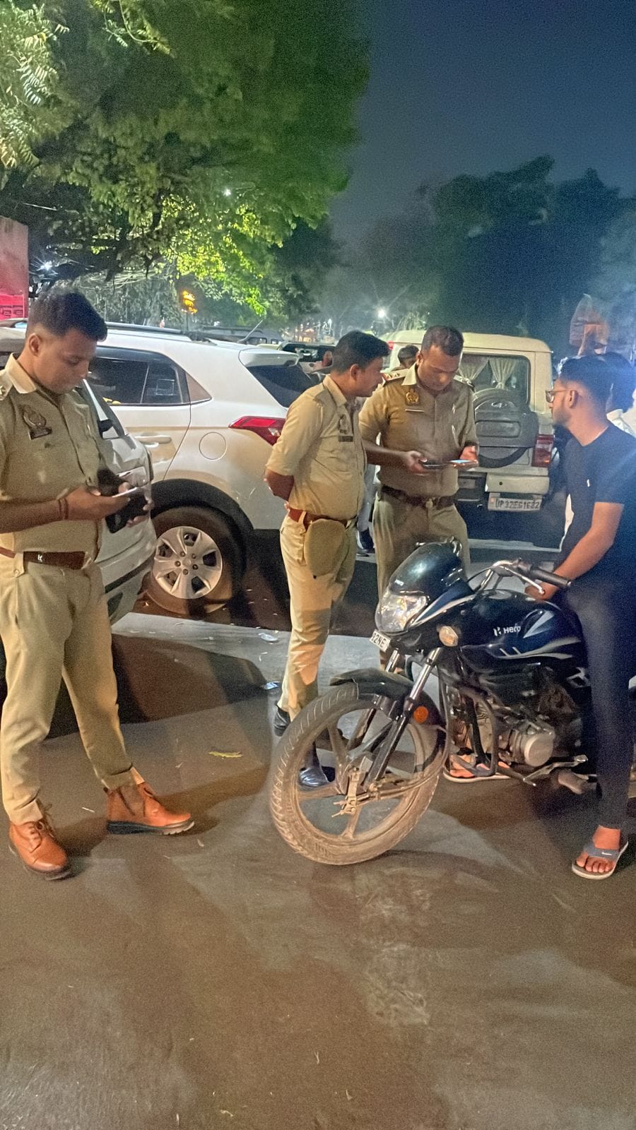 सीज की गईं बाइकें व दोपहिया रेसर मोबाइल यूनिट। सीज की गईं बाइकें व दोपहिया रेसर मोबाइल यूनिट।