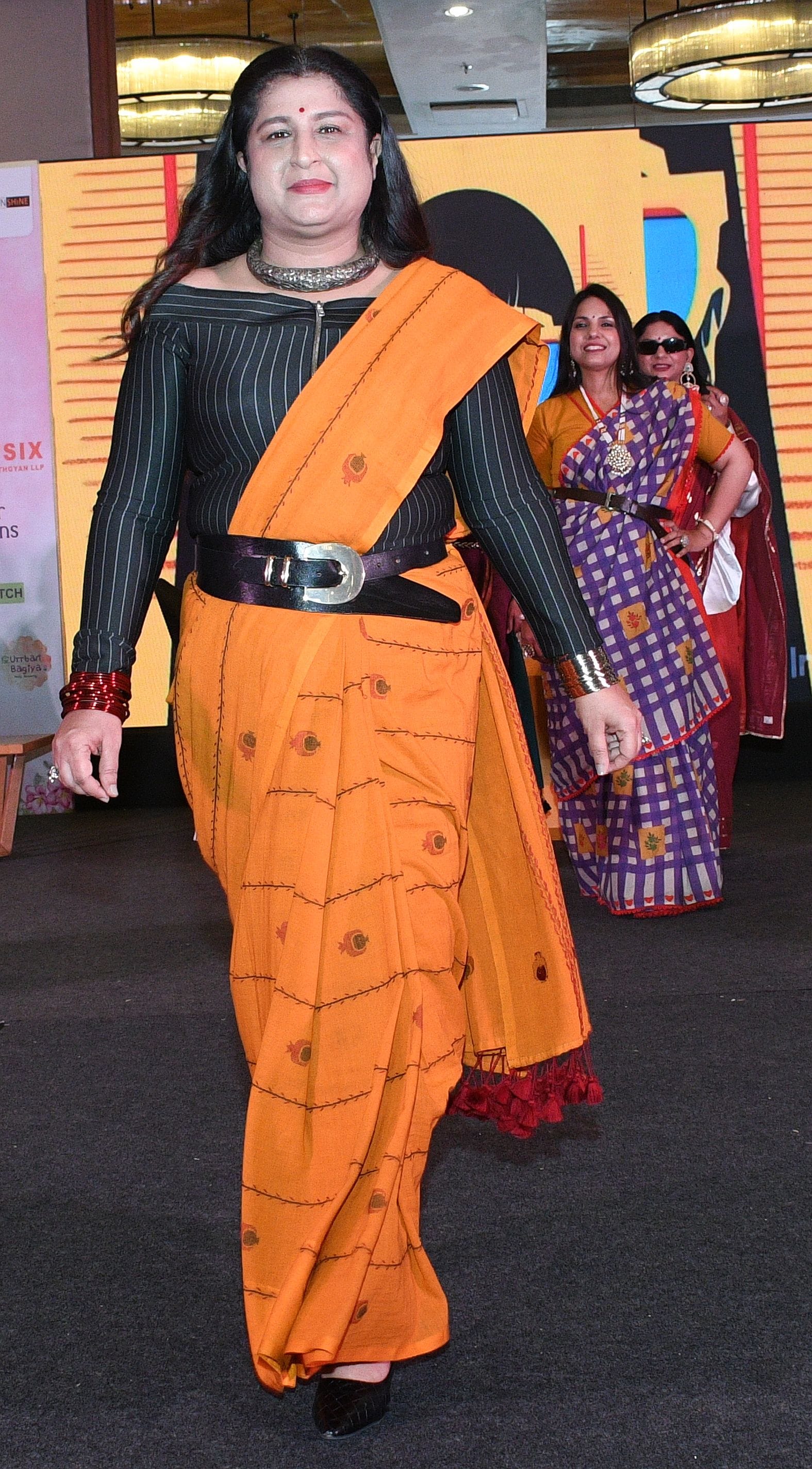 सम्मान कार्यक्रम में फैशन शो ने जमाया रंग।
