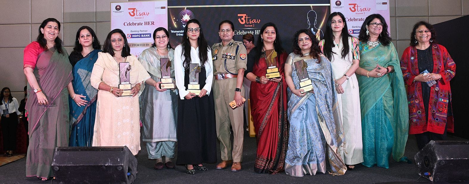 सम्मान कार्यक्रम में फैशन शो ने जमाया रंग।
