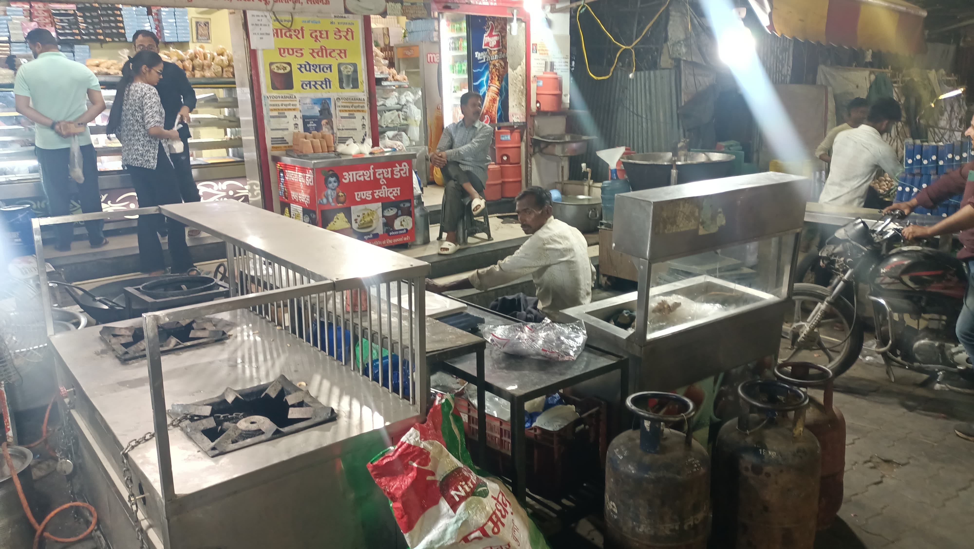 समोसे, इमरती की दुकान में सन्नाटा। समोसे, इमरती की दुकान में सन्नाटा।
