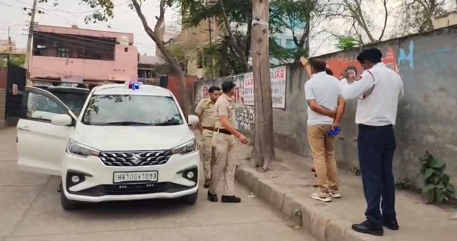 सोनीपत बस स्टैंड के बाहर खंभे पर लगा कैमरा। संवाद