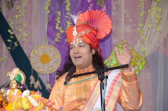 शहर के वार्ड 19 में श्रीमद्भगवत कथा का श्रवण करते भक्त। संवाद