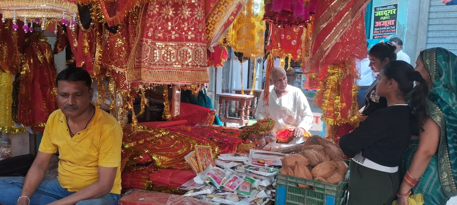 शहर में मूर्ति की खरीददारी करती महिला। संवाद शहर में मूर्ति की खरीददारी करती महिला। संवाद