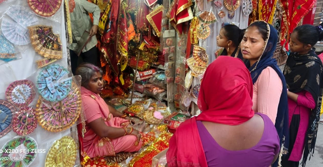 शहर में मूर्ति की खरीददारी करती महिला। संवाद शहर में मूर्ति की खरीददारी करती महिला। संवाद