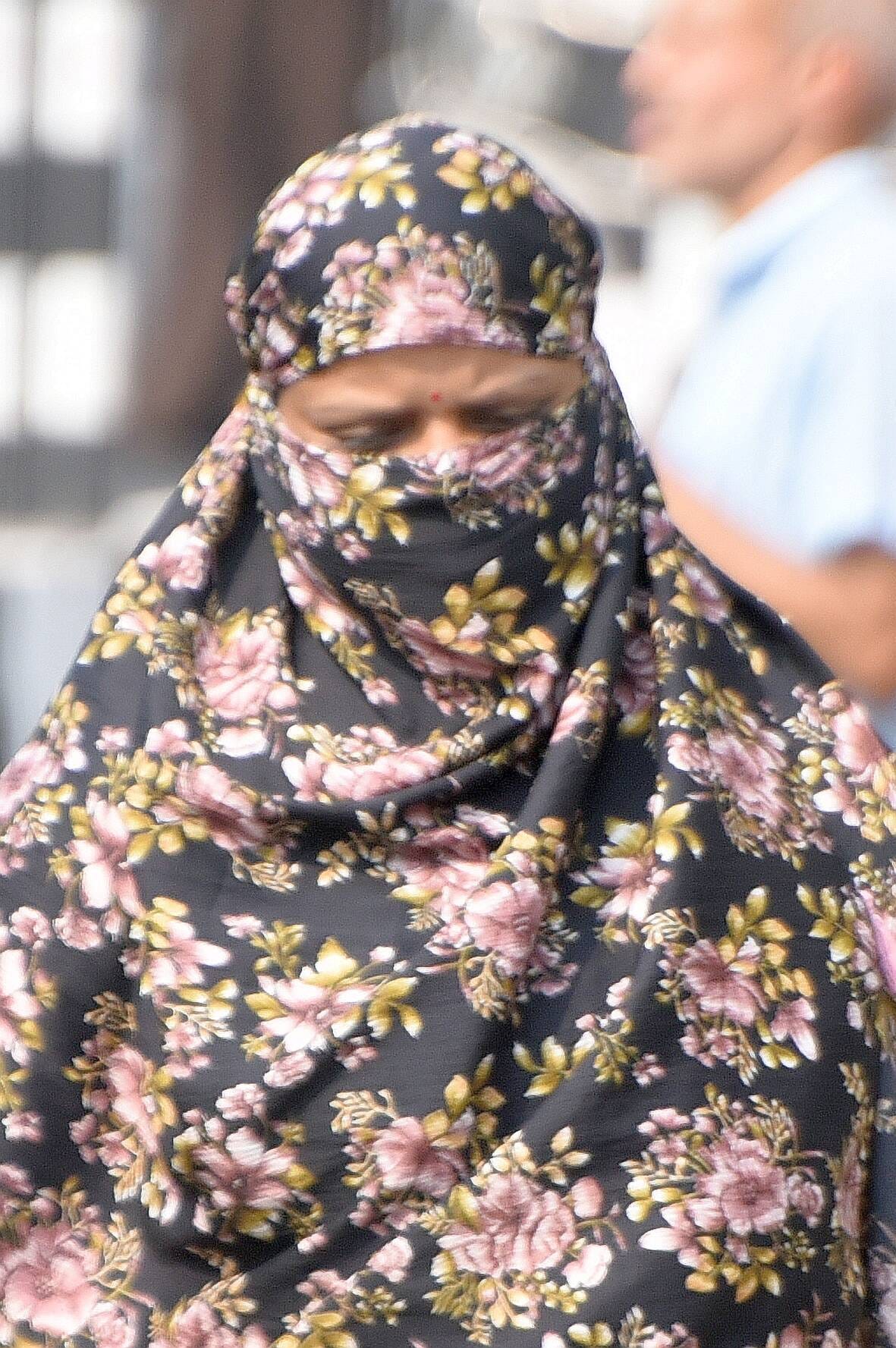 तीखी धूप से परेशान लोग।