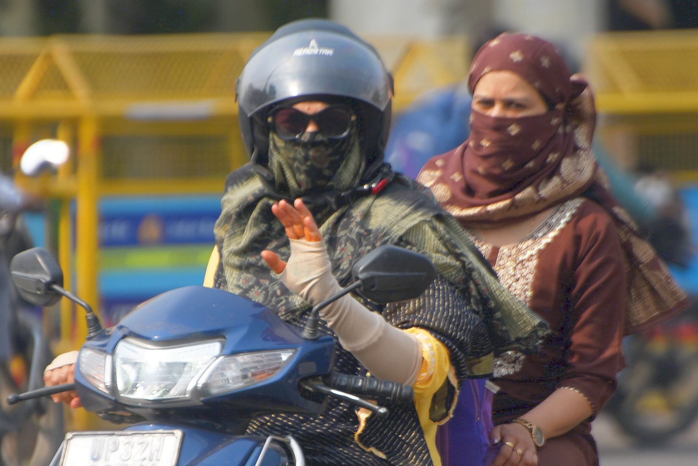 तीखी धूप से परेशान लोग।