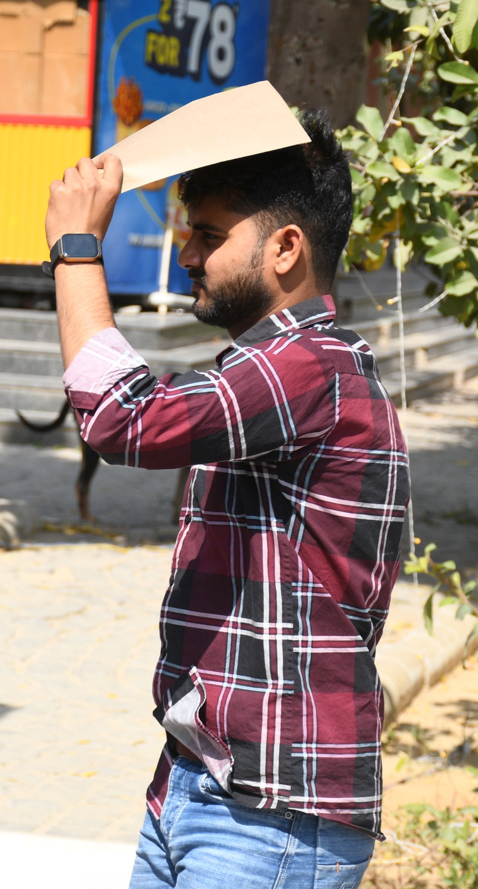 तीखी धूप से परेशान लोग।