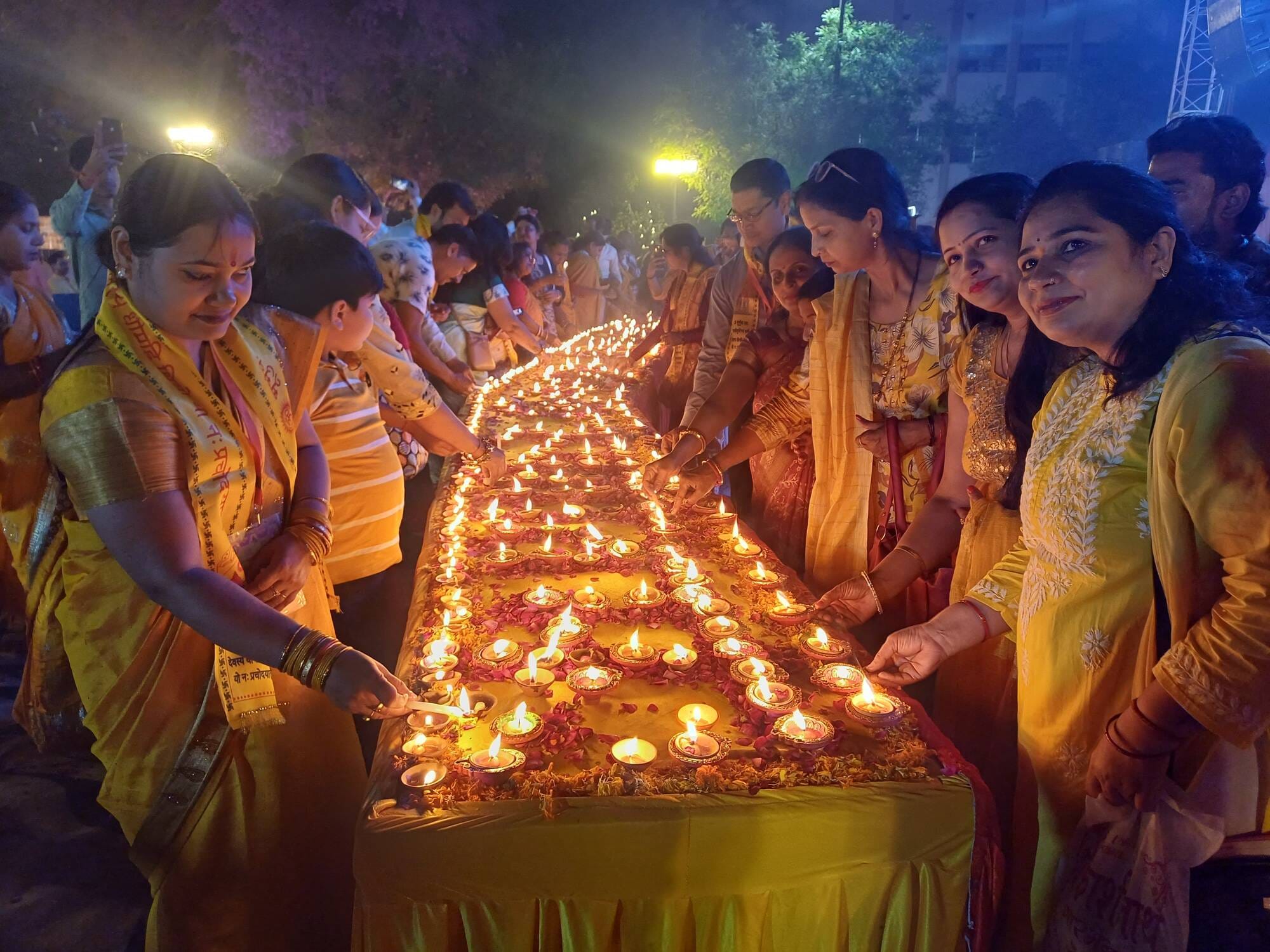 दीपदान में शामिल लोग।