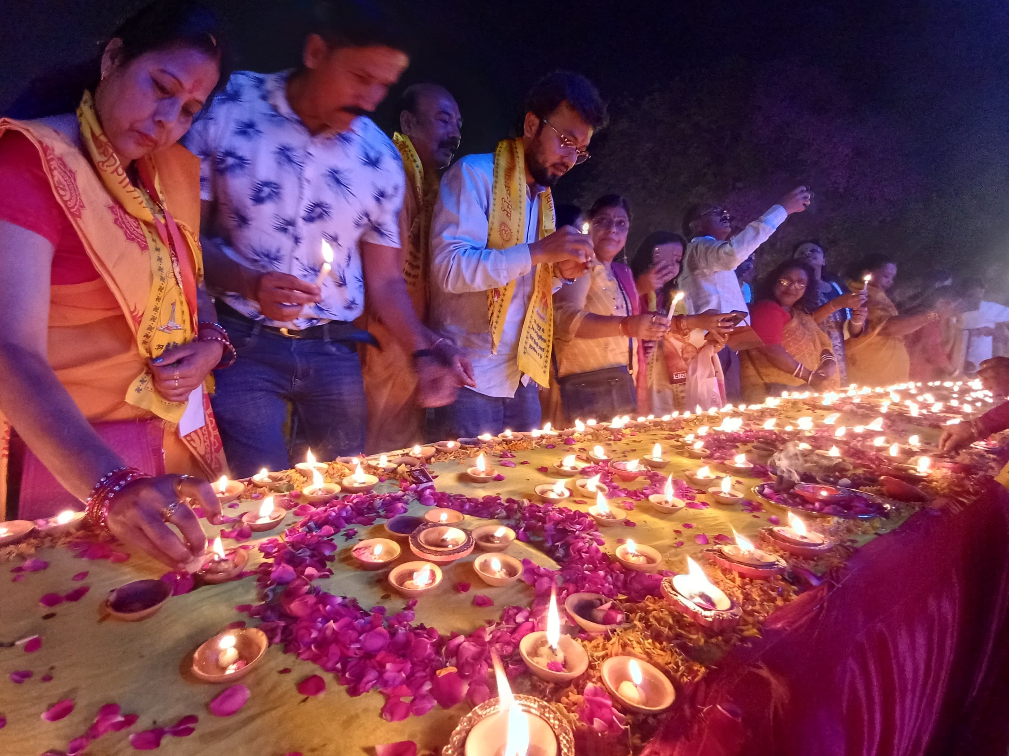 दीपदान में शामिल लोग।