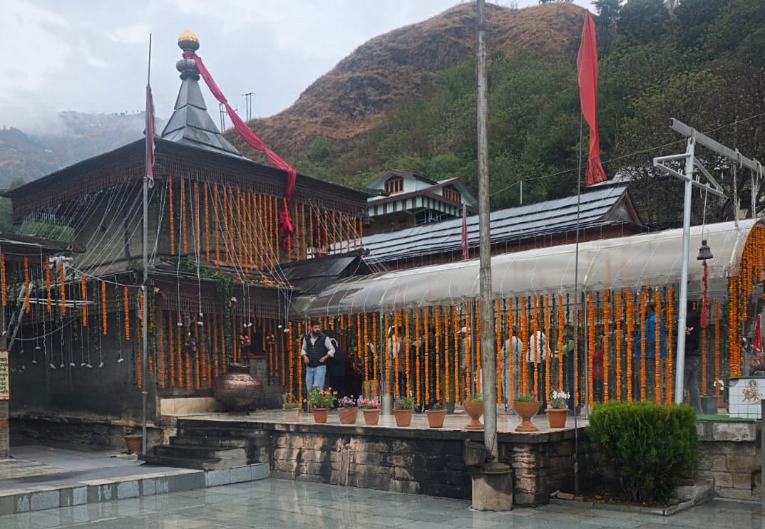 वीरवार सुबह हाटकोटी मंदिर में दर्शन के लिए लाईनों में लगे लोग