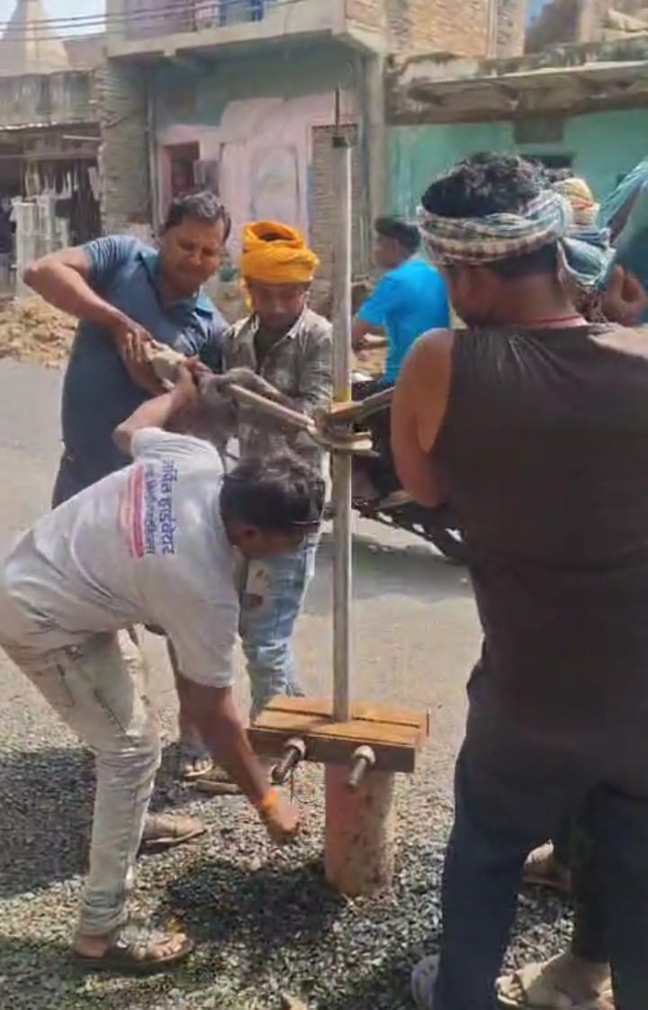 विंध्याचल कंतित के पास सड़क पर स्थित हैंडपंप को चलाता बालक। स्रोत- सोशल मीडिया