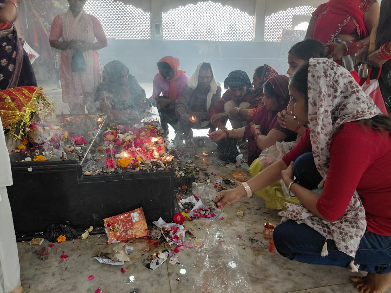 यशवंतरी देवी मंदिर में देवी दर्शन कर पूजा अर्चना करते भक्तगण। स्रोत : श्रद्धालु