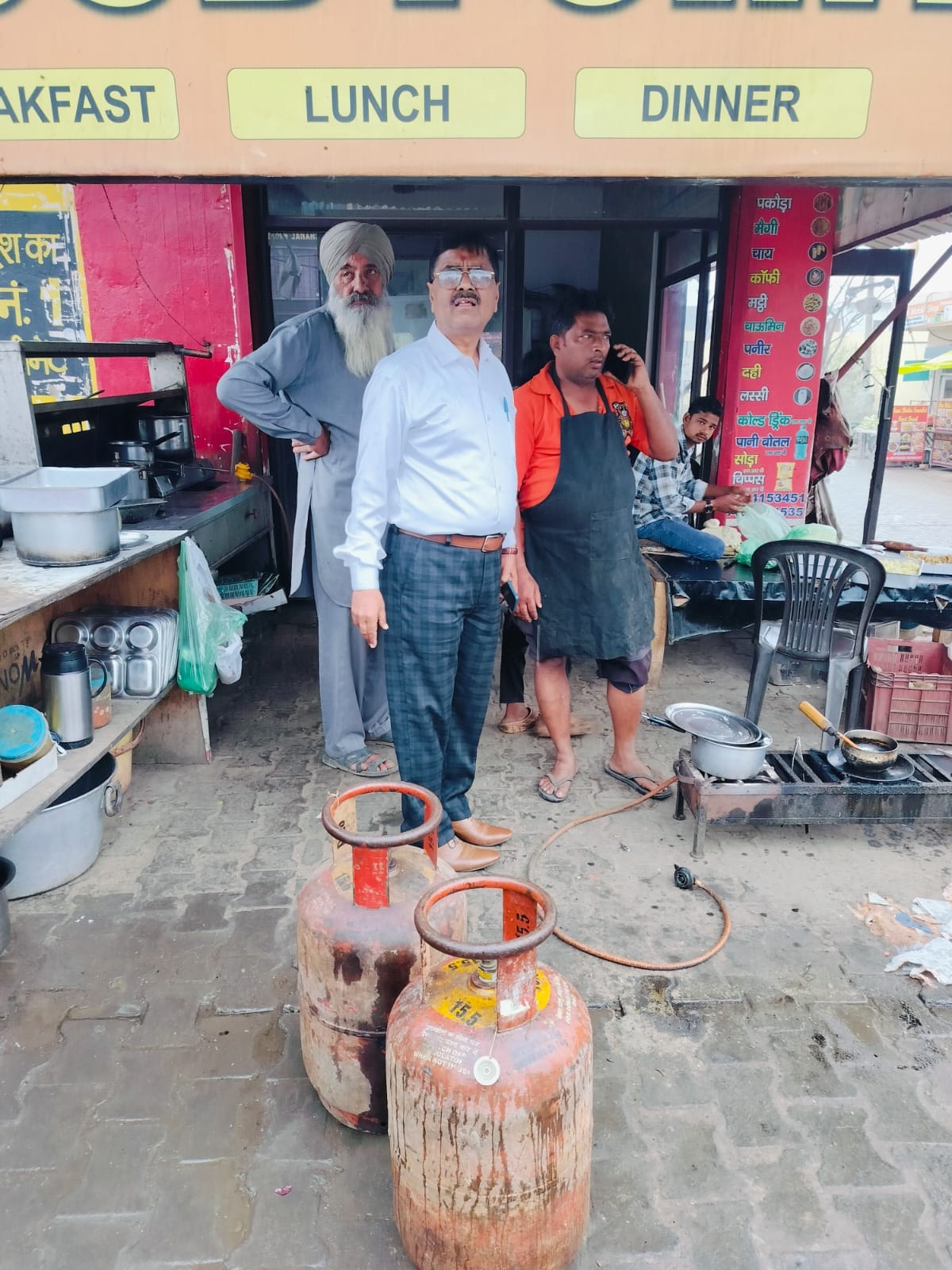 अंबाला छावनी में गैस के लिए लाइन में लगे उपभोक्ता। संवाद