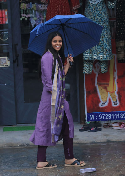 अंबाला में हो रही बरसात में भीगते हुए  गंतव्य की और जाती एक्टिवा सवार युवती। संवाद