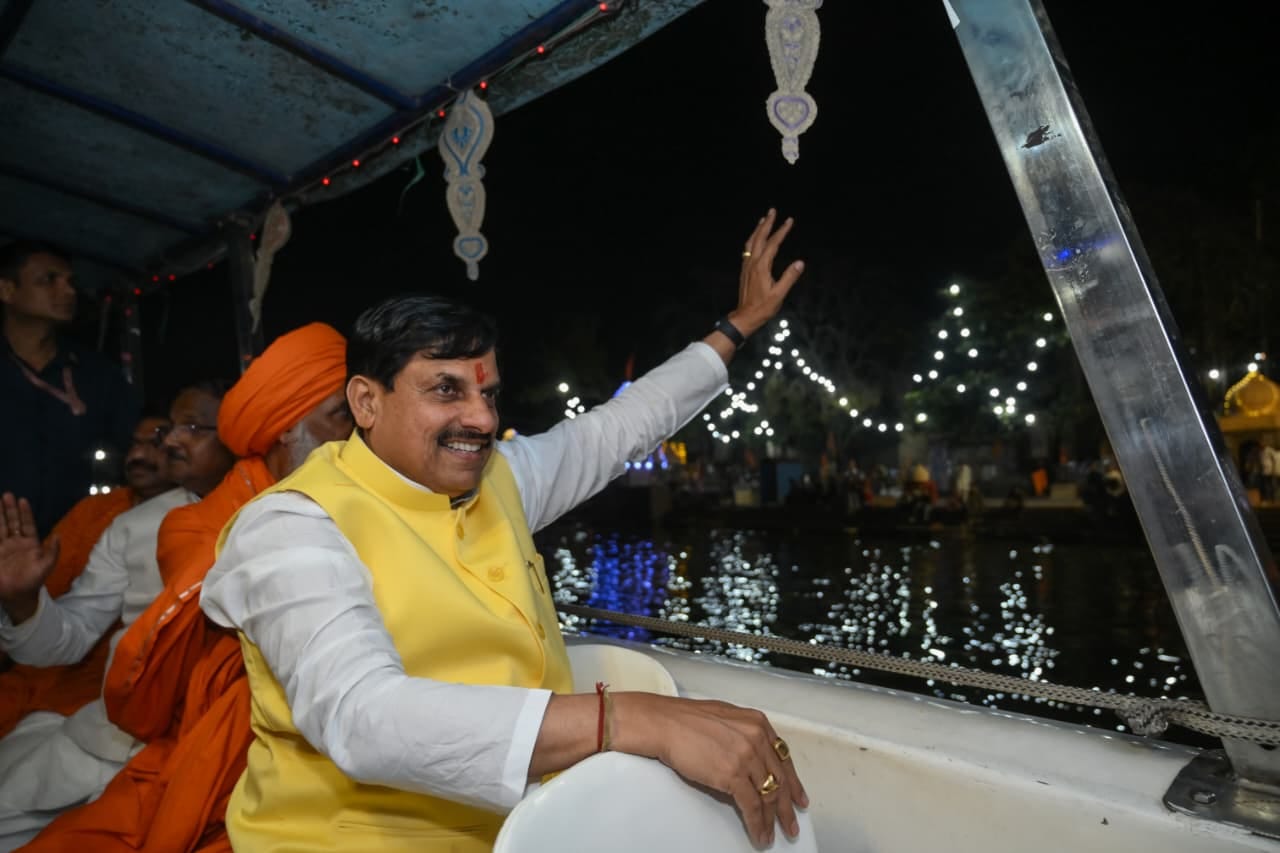 मुख्यमंत्री ने नौका विहार भी किया मुख्यमंत्री ने नौका विहार भी किया