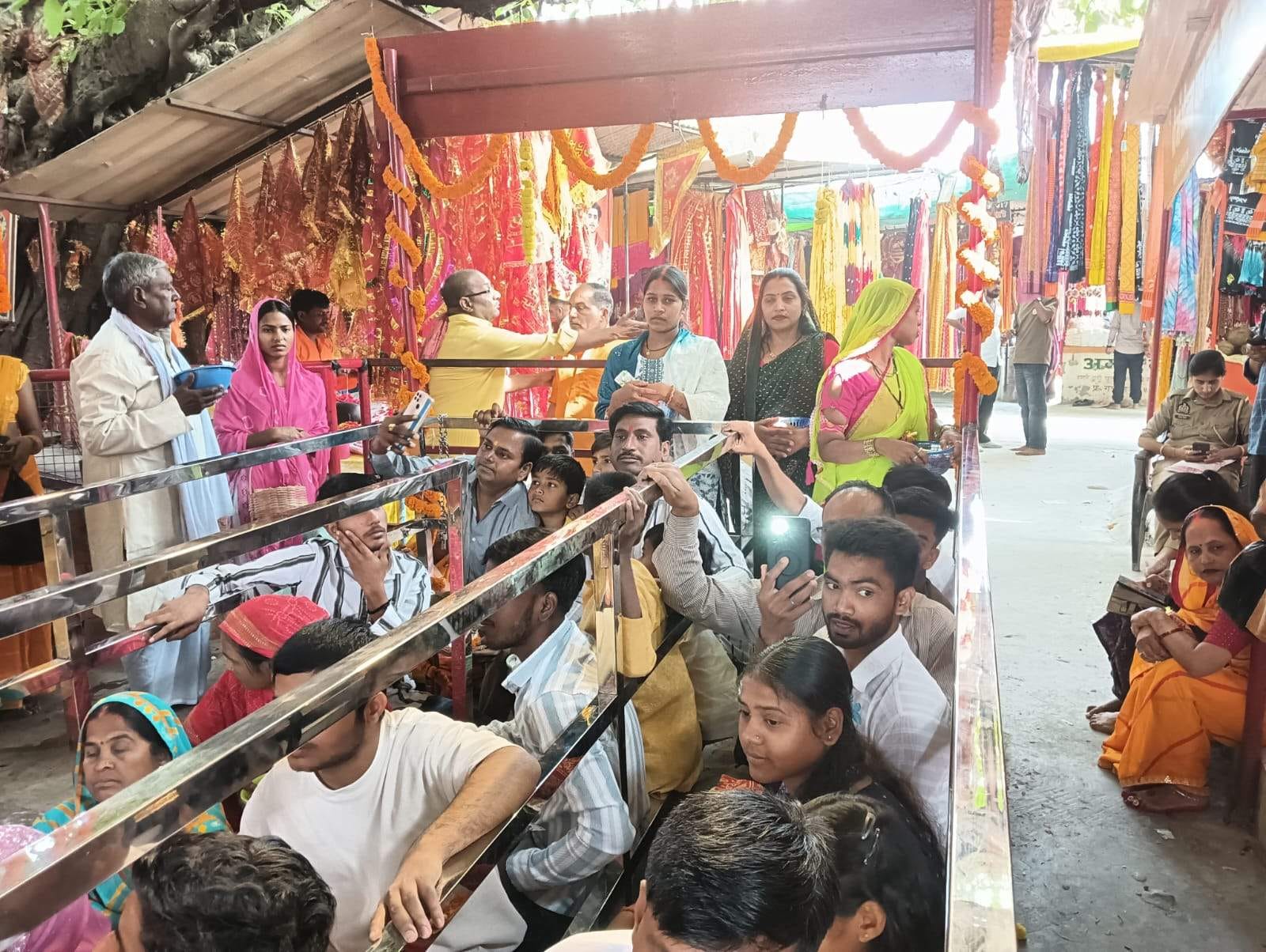 बिलरियागंज में कलश यात्रा में कलश लेकर चलती कन्याएं और महिलाएं। संवाद