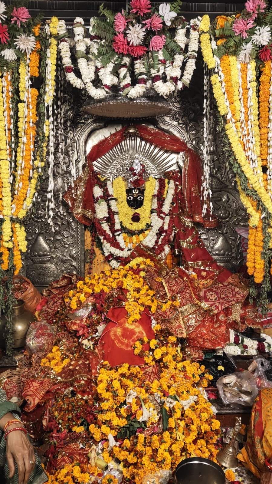 बिलरियागंज में कलश यात्रा में कलश लेकर चलती कन्याएं और महिलाएं। संवाद