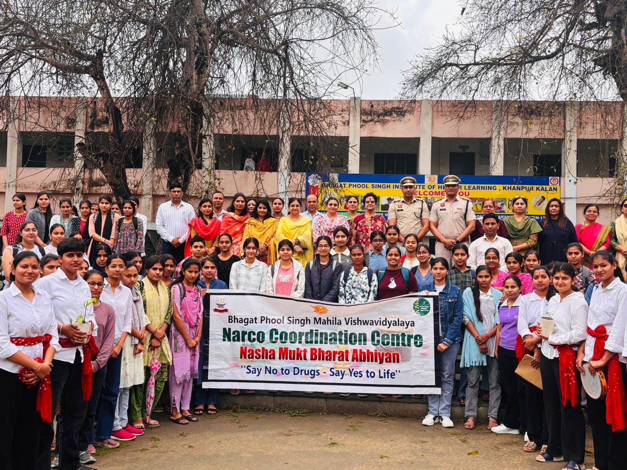 बीपीएस महिला विश्वविद्यालय में नशे के खिलाफ कार्यक्रम में अतिथियों को सम्मानित करती विवि की प्