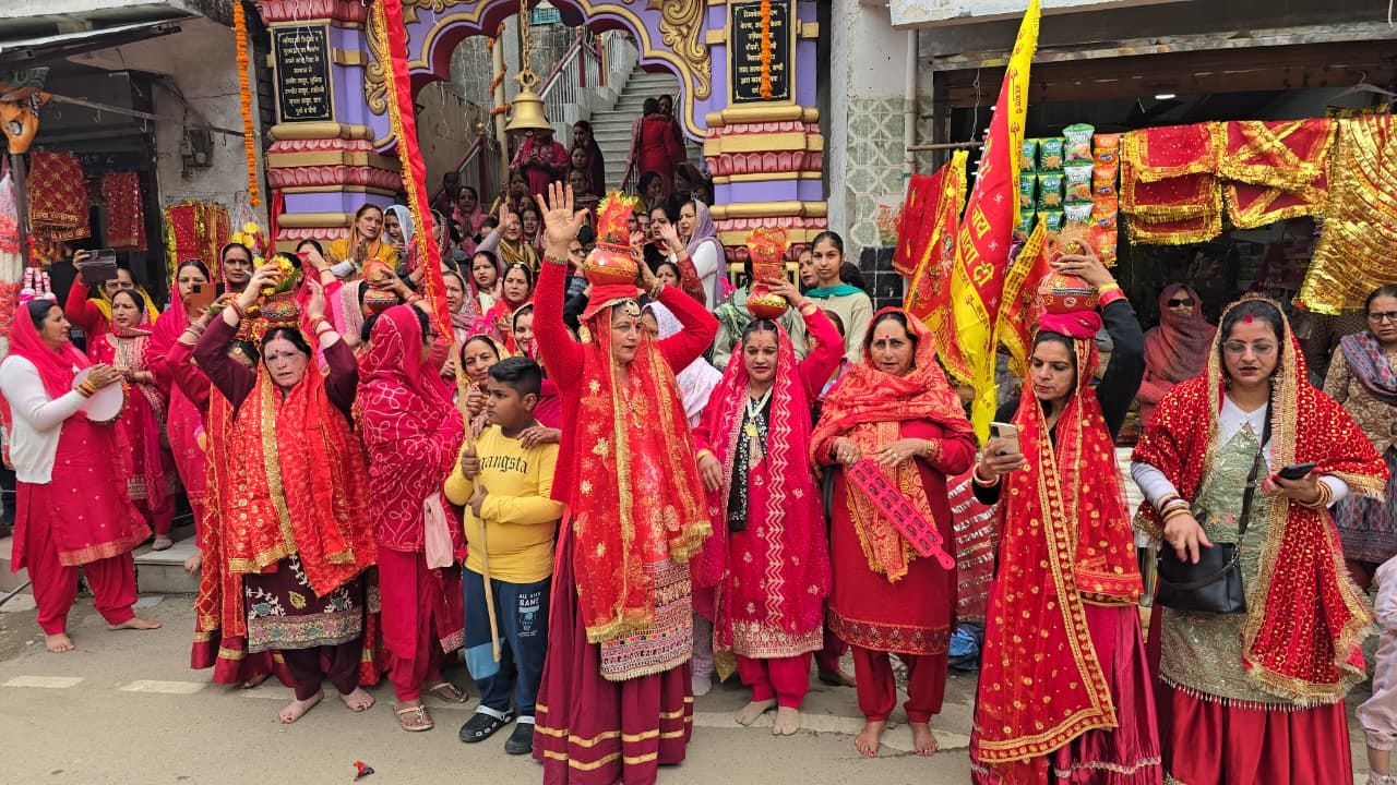 चैत्र मास नवरात्र के उपलक्ष्य पर अवाहदेवी माता मंदिर में दर्शनों के लिए पहुंचे श्रद्धालु। संवाद