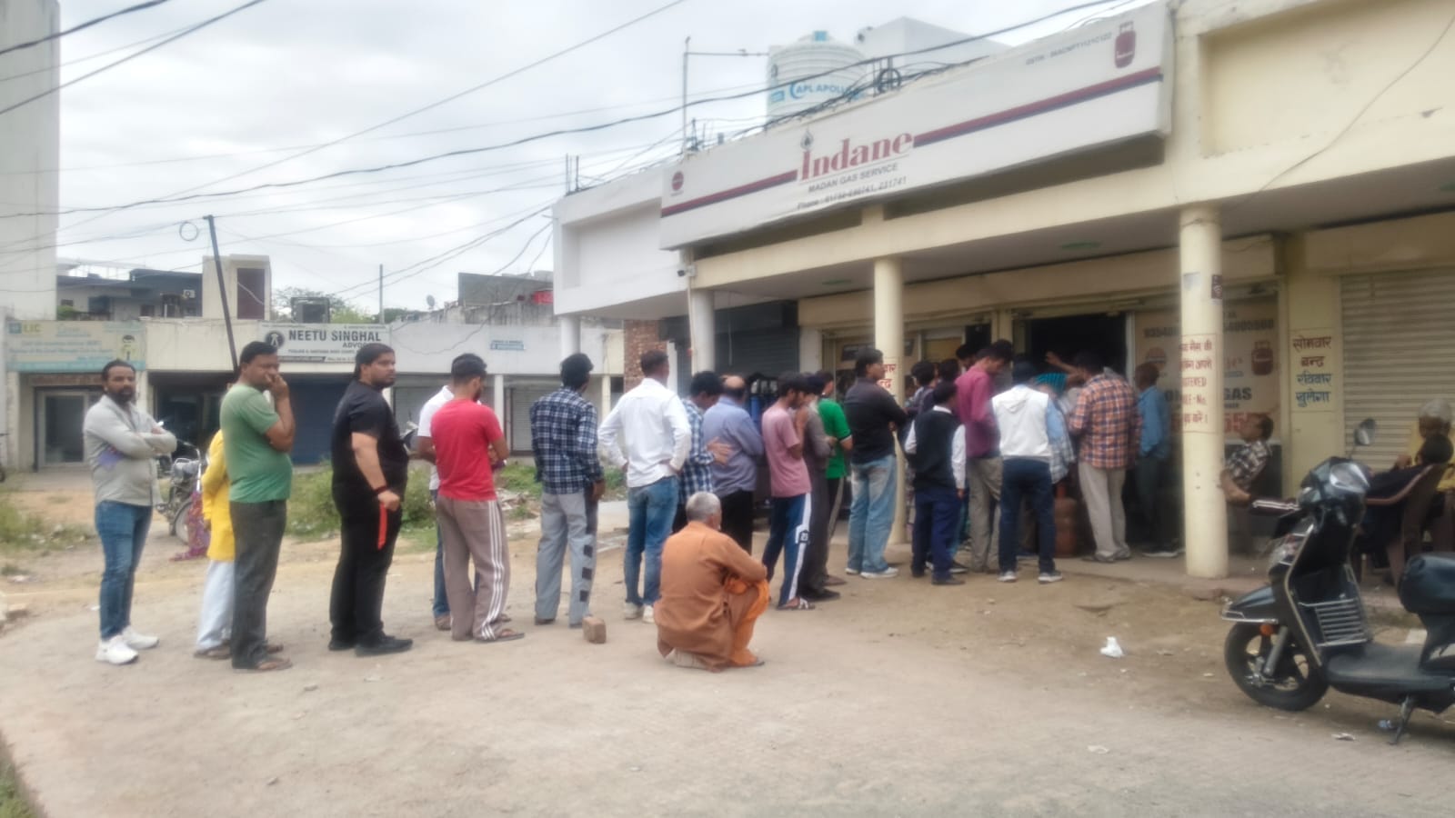 एजेंसी के बाहर खड़े गैस सिलिंडर बुक करवाने पहुंचे उपभोक्ता। संवाद एजेंसी के बाहर खड़े गैस सिलिंडर बुक करवाने पहुंचे उपभोक्ता। संवाद