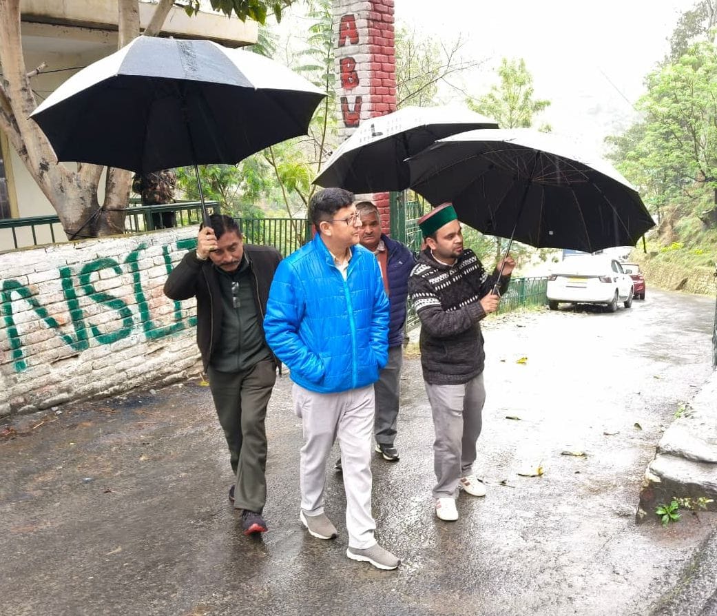 एसडीएम रामपुर हर्ष अमरेंद्र सिंह ने पीजी कॉलेज रामपुर के साथ ओवरहेड ब्रिज निर्माण को लेकर किया 