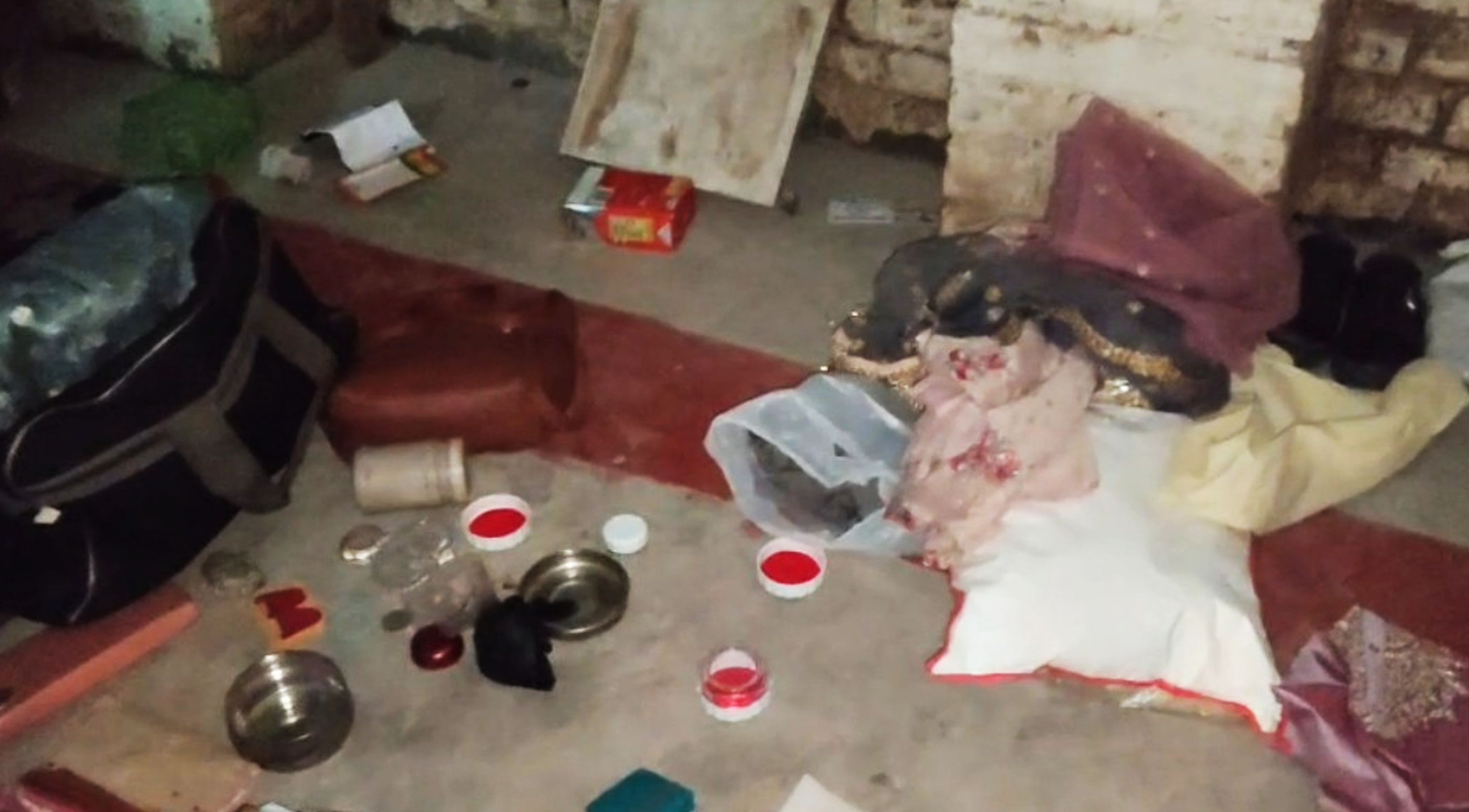 फोटो-07-घर में चोरी के बाद बिखरा पड़ा सामान। संवाद