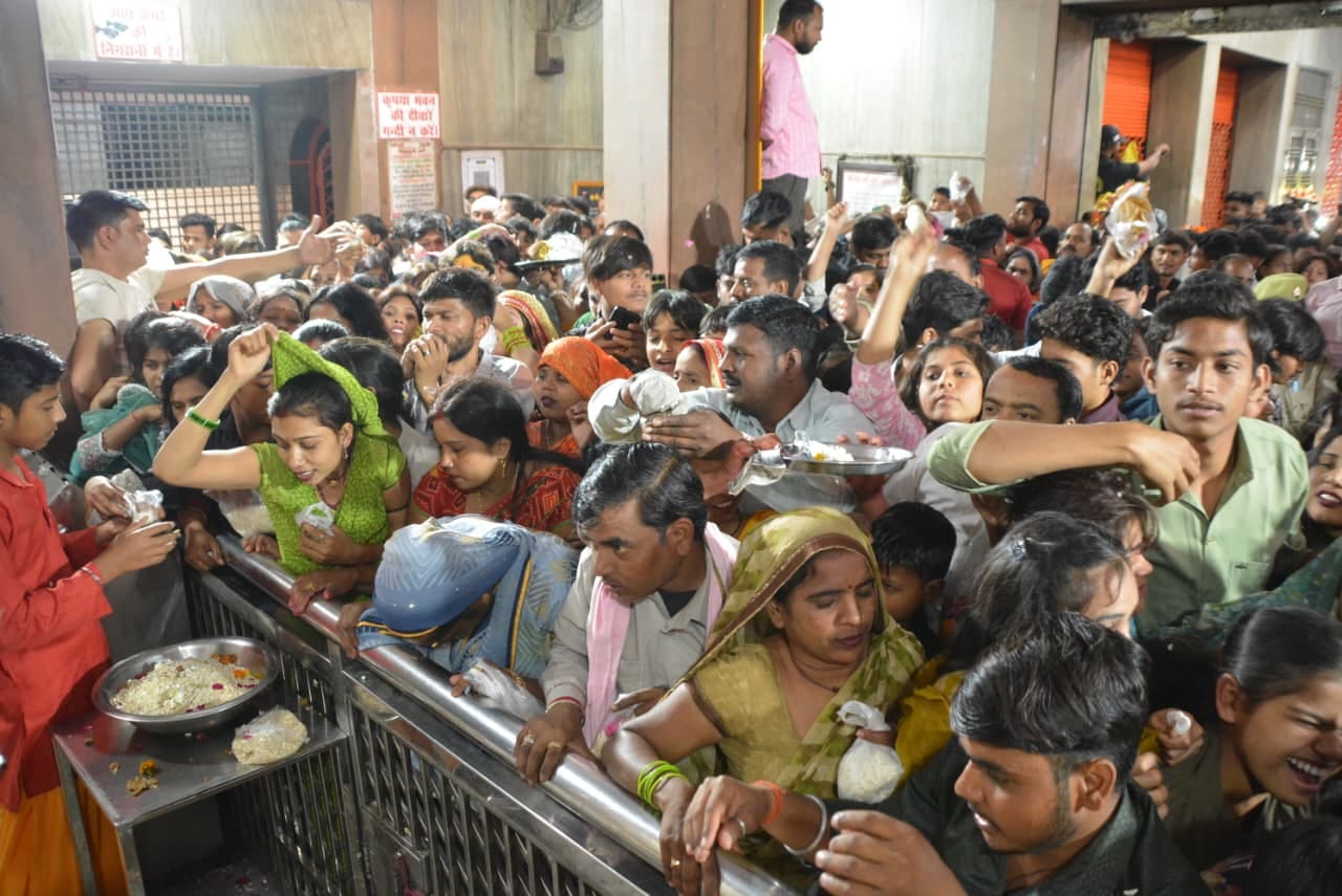 फोटो-07- मां राज राजेश्वरी कैलादेवी मंदिर पर मंगलादर्शन करने को उमड़ी श्रद्धालुओं की भीड़। संवा