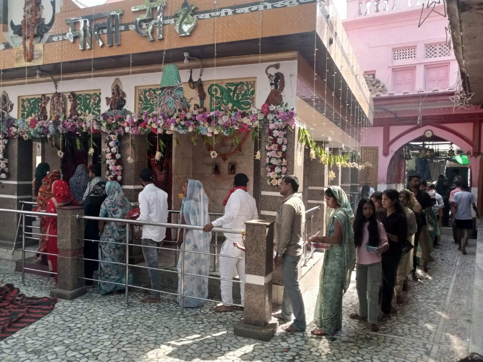 फोटो-17- शहर के कल्याणी मंदिर में दर्शन पूजन करते श्रद्धालु। संवाद