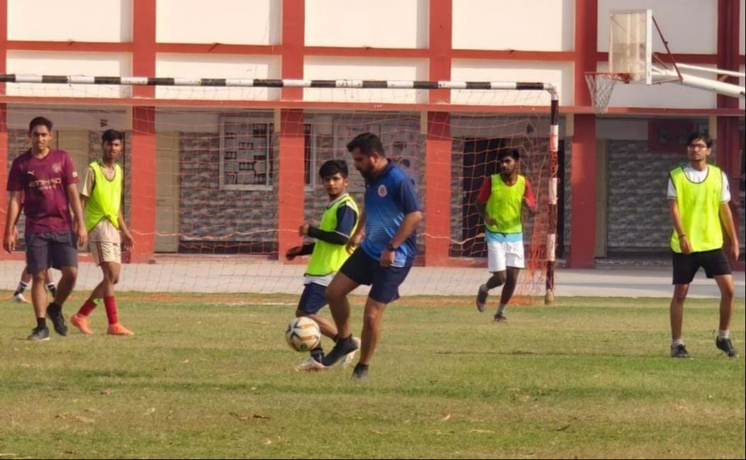 फोटो-20-दौड़ प्रतियोगिता में प्रतिभाग के लिए तैयार बालिकाएं। स्रोत: खेल कर्मी।