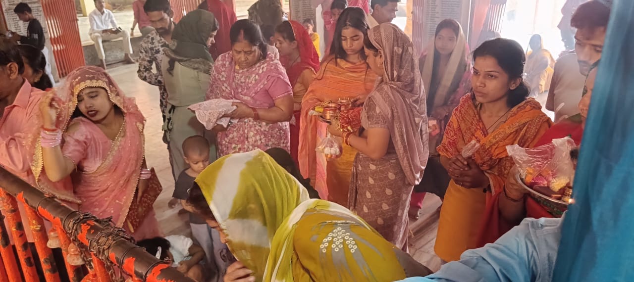 फोटो-24-बिधूना के दुर्गा मंदिर में पूजा-पाठ करती महिलाएं। संवाद