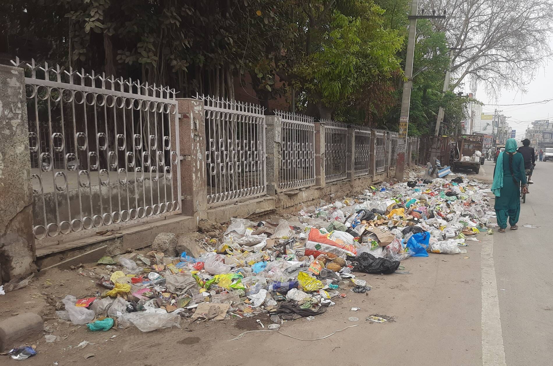 फोटो : सोनीपत नगर निगम कार्यालय पर धरने पर बैठकर नारेबाजी करती संविदा सफाई कर्मी। संवाद फोटो : सोनीपत नगर निगम कार्यालय पर धरने पर बैठकर नारेबाजी करती संविदा सफाई कर्मी। संवाद